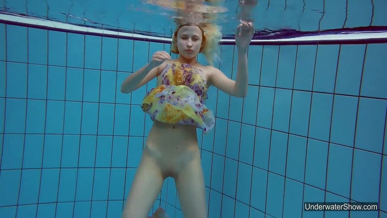 Shes Incredibly Flexible In The Pool