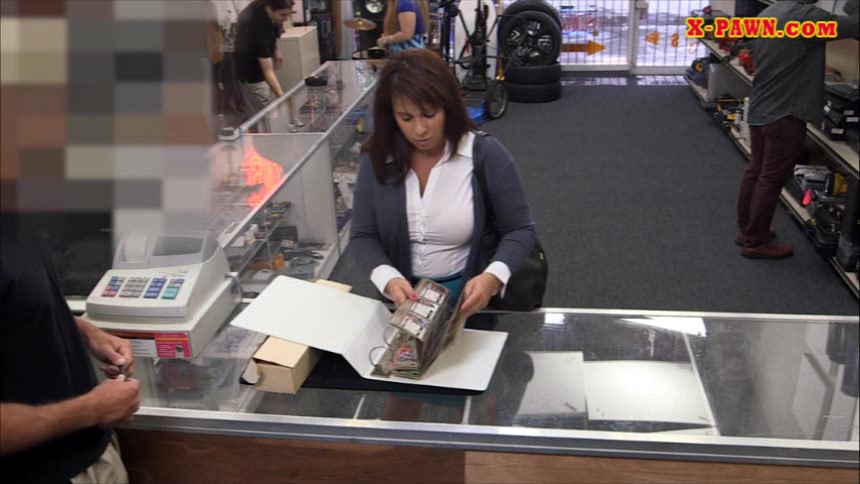 Huge tits milf pawns her pussy and screwed at the pawnshop