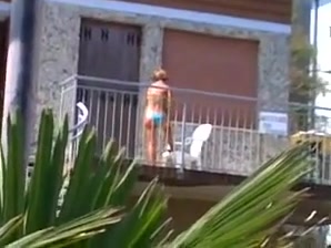 matura si spalma crema solare